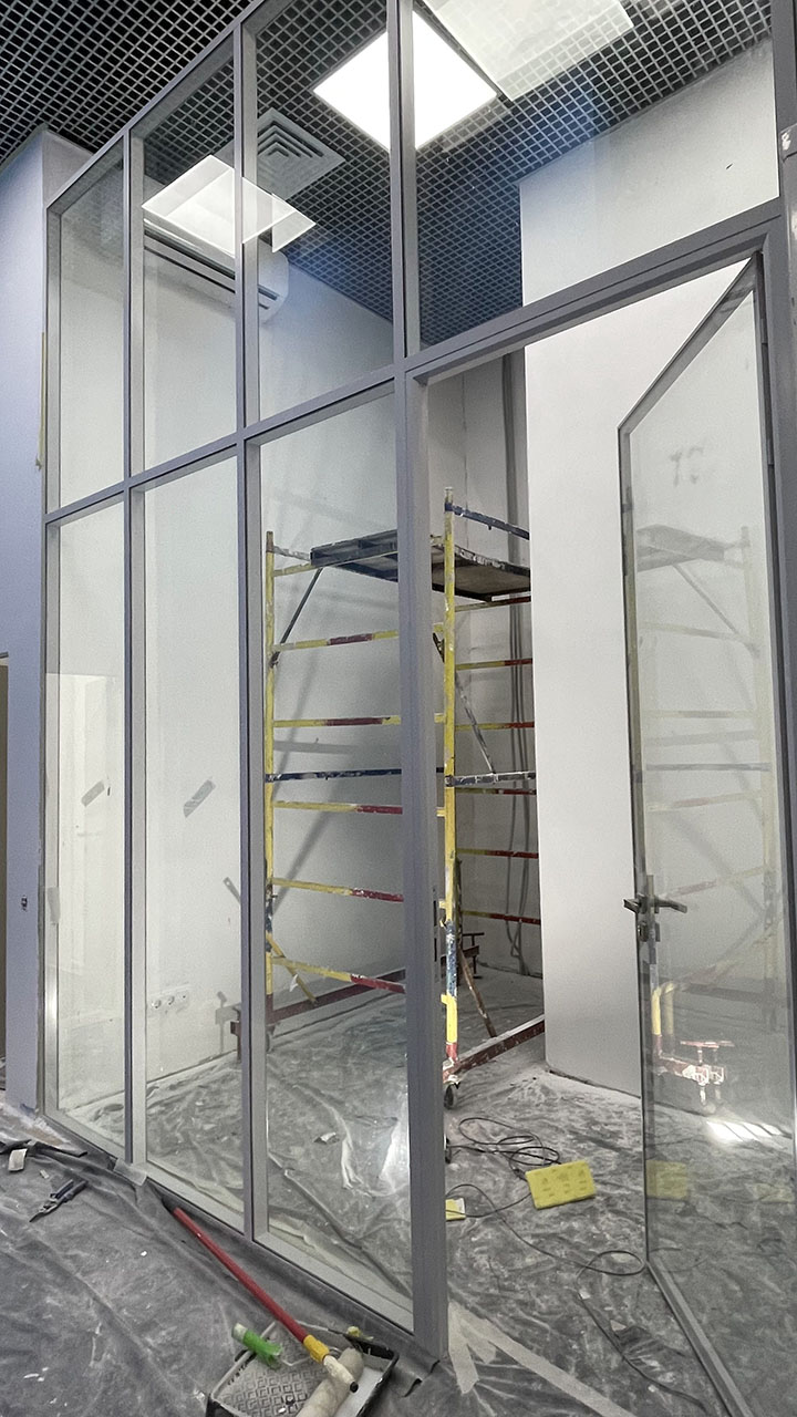 Установка каркасных стеклянных перегородок в строящемся помещении